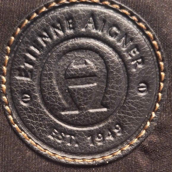 Elegant Black Leather Shoulder Bag - Picture 11 of 12